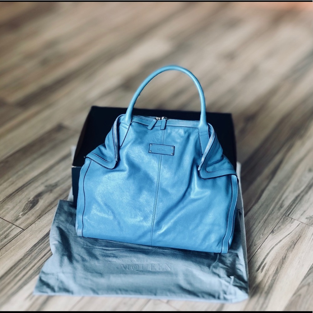 Alexander McQueen Large De Manta tote bag in blue